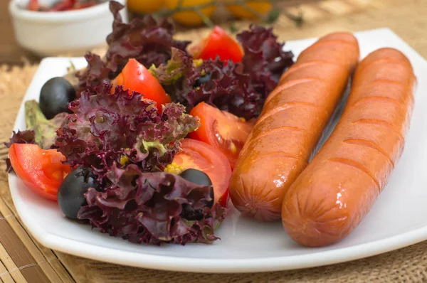 Kiełbasy i warzywa z grilla — Zdjęcie stockowe