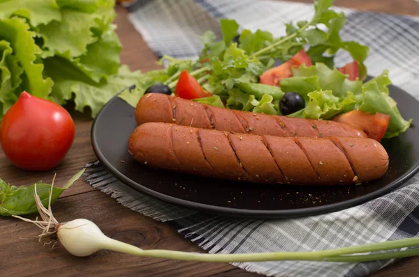 Izgara sosis ve sebze.