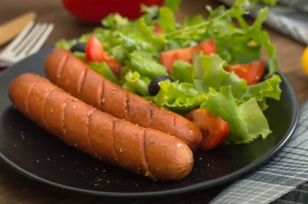 Izgara sosis ve sebze.