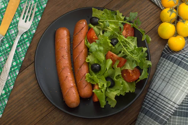 Izgara sosis ve sebze.