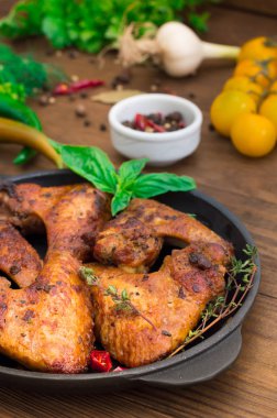 Tavuk kanadı pişirme tavada pişirdim. Seçici odak. Ahşap arka plan. Yakın çekim. Üstten Görünüm