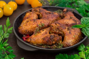 Tavuk kanadı pişirme tavada pişirdim. Seçici odak. Ahşap arka plan. Yakın çekim. Üstten Görünüm