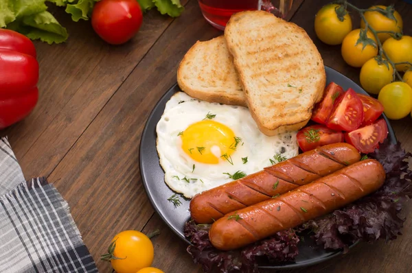 Αγγλικό πρωινό - αυγό, φρυγανιά, σαλάτα με λουκάνικα και λαχανικά. Ξύλινα ρουστίκ φόντο. Γκρο πλαν. Το Top view — Φωτογραφία Αρχείου