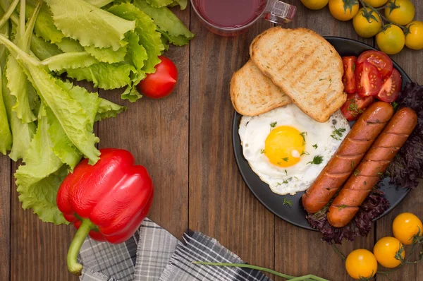 Café da manhã inglês - torrada, ovo, linguiças e salada de verduras. Fundo rústico de madeira. Close-up. Vista superior — Fotografia de Stock