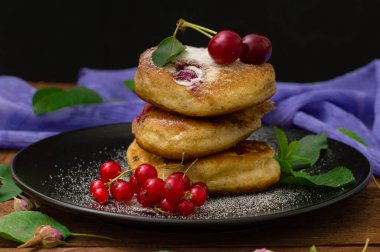 Krep kiraz ile. Ahşap arka plan. Yakın çekim. Üstten Görünüm