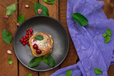 Krep kiraz ile. Ahşap arka plan. Yakın çekim. Üstten Görünüm