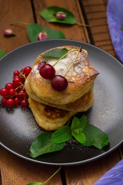 Pancake dengan ceri. Latar belakang kayu. Close-up. Tampilan atas — Stok Foto