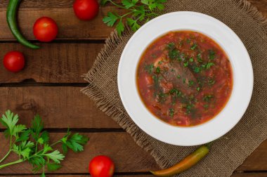 Sebze pancar çorbası. Geleneksel Rus çorbası. Ahşap arka plan. Yakın çekim. Üstten Görünüm