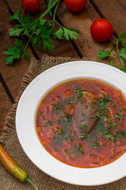 Sebze pancar çorbası. Geleneksel Rus çorbası. Ahşap arka plan. Yakın çekim. Üstten Görünüm