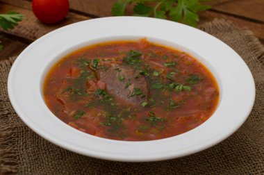 Sebze pancar çorbası. Geleneksel Rus çorbası. Ahşap arka plan. Yakın çekim. Üstten Görünüm