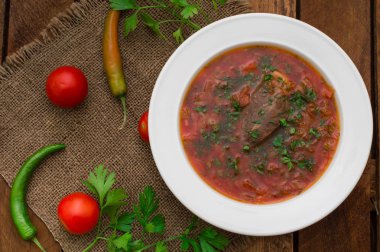 Sebze pancar çorbası. Geleneksel Rus çorbası. Ahşap arka plan. Yakın çekim. Üstten Görünüm