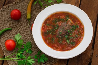 Sebze pancar çorbası. Geleneksel Rus çorbası. Ahşap arka plan. Yakın çekim. Üstten Görünüm