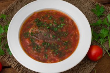 Sebze pancar çorbası. Geleneksel Rus çorbası. Ahşap arka plan. Yakın çekim. Üstten Görünüm