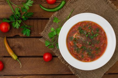 Sebze pancar çorbası. Geleneksel Rus çorbası. Ahşap arka plan. Yakın çekim. Üstten Görünüm