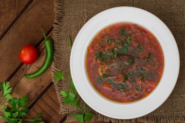 Sebze pancar çorbası. Geleneksel Rus çorbası. Ahşap arka plan. Yakın çekim. Üstten Görünüm