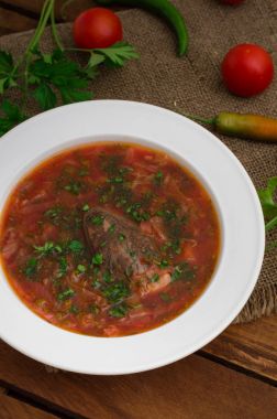 Sebze pancar çorbası. Geleneksel Rus çorbası. Ahşap arka plan. Yakın çekim. Üstten Görünüm