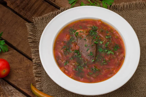 蔬菜罗宋汤传统的乌克兰和俄罗斯汤。木制背景。特写.顶部视图 — 图库照片