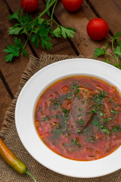 Sebze pancar çorbası. Geleneksel Rus çorbası. Ahşap arka plan. Yakın çekim. Üstten Görünüm