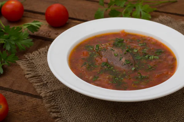 Sebze pancar çorbası. Geleneksel Rus çorbası. Ahşap arka plan. Yakın çekim. Üstten Görünüm