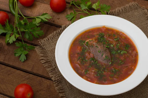 Sebze pancar çorbası. Geleneksel Rus çorbası. Ahşap arka plan. Yakın çekim. Üstten Görünüm