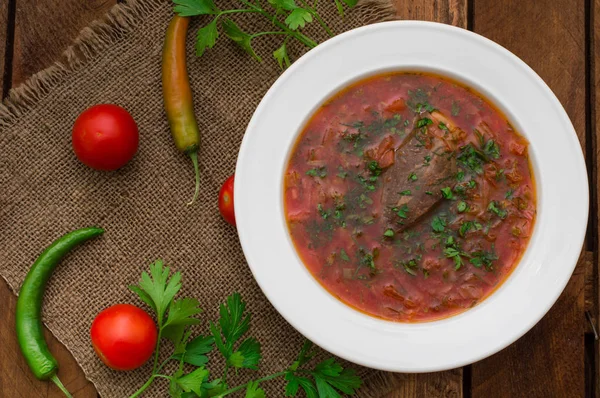 Sebze pancar çorbası. Geleneksel Rus çorbası. Ahşap arka plan. Yakın çekim. Üstten Görünüm