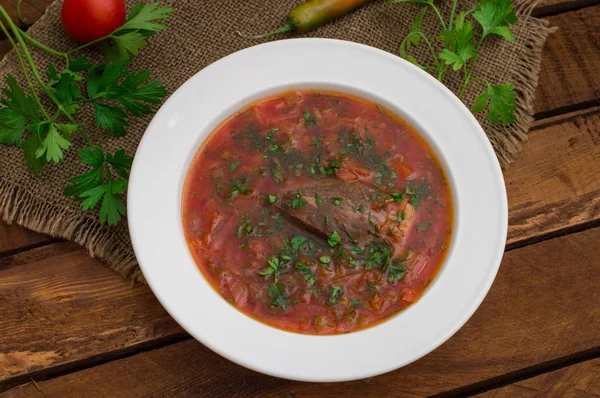 Sebze pancar çorbası. Geleneksel Rus çorbası. Ahşap arka plan. Yakın çekim. Üstten Görünüm