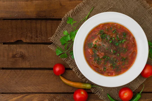 Vegetable borscht. Traditional Ukrainian and Russian soup. Wooden background. Close-up. Top view — Stock Photo, Image
