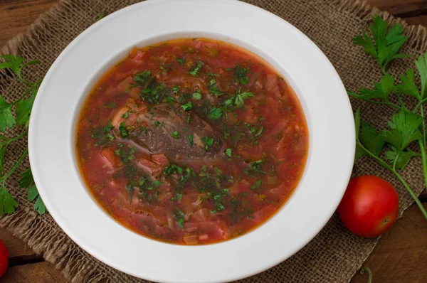 Sebze pancar çorbası. Geleneksel Rus çorbası. Ahşap arka plan. Yakın çekim. Üstten Görünüm