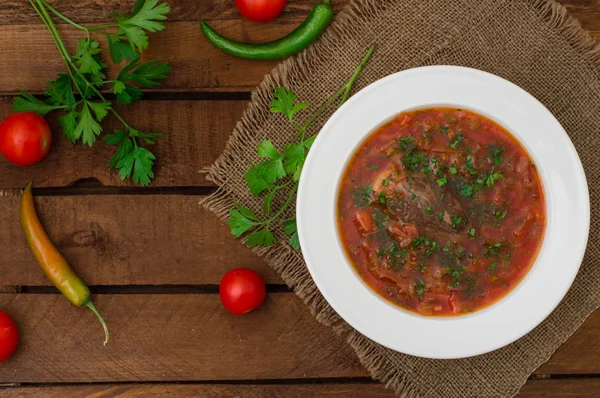 Sebze pancar çorbası. Geleneksel Rus çorbası. Ahşap arka plan. Yakın çekim. Üstten Görünüm