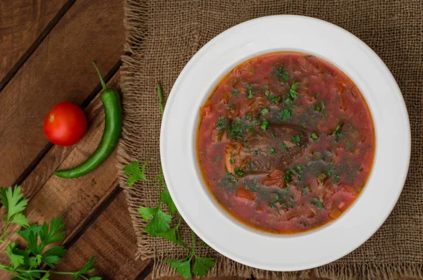 Sebze pancar çorbası. Geleneksel Rus çorbası. Ahşap arka plan. Yakın çekim. Üstten Görünüm