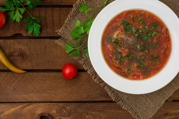 Vegetable borscht. Traditional Ukrainian and Russian soup. Wooden background. Close-up. Top view — Stock Photo, Image