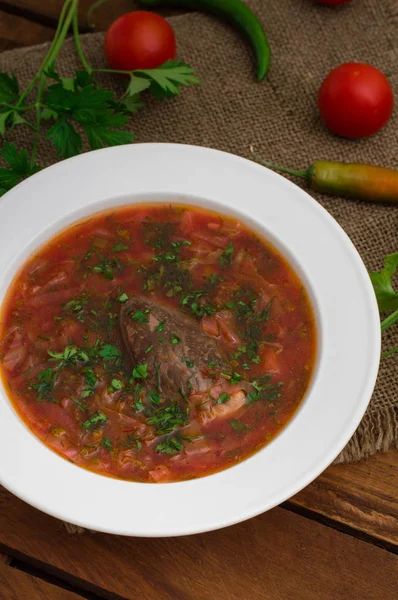 Sebze pancar çorbası. Geleneksel Rus çorbası. Ahşap arka plan. Yakın çekim. Üstten Görünüm