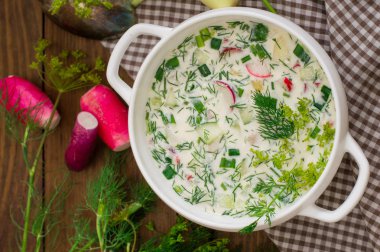 Okroshka. Salatalık, turp, yumurta ve ahşap bir masa üzerine dereotu ile yaz hafif soğuk yoğurt çorbası. Ahşap arka plan. Yakın çekim. Üstten Görünüm