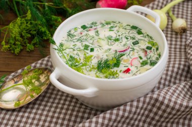 Okroshka. Salatalık, turp, yumurta ve ahşap bir masa üzerine dereotu ile yaz hafif soğuk yoğurt çorbası. Ahşap arka plan. Yakın çekim. Üstten Görünüm