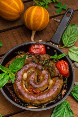 Ev yapımı domuz sosisi kekik ile tavada. Rustik ahşap arka plan. Yakın çekim. Üstten Görünüm