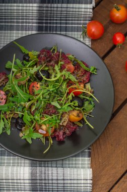 Taze roka, karides, kiraz domates ve Avokado salatası. Ahşap arka plan. Yakın çekim. Üstten Görünüm