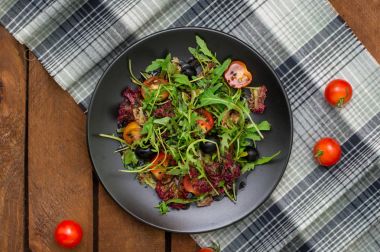 Taze roka, karides, kiraz domates ve Avokado salatası. Ahşap arka plan. Yakın çekim. Üstten Görünüm