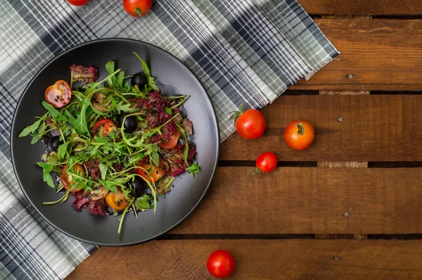 Salada fresca com arugula, camarão, tomate cereja e abacate. Fundo de madeira. Close-up. Vista superior — Fotografia de Stock