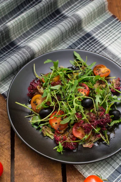 Salada fresca com arugula, camarão, tomate cereja e abacate. Fundo de madeira. Close-up. Vista superior — Fotografia de Stock