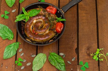 Ev yapımı domuz sosisi kekik ile tavada. Rustik ahşap arka plan. Yakın çekim. Üstten Görünüm