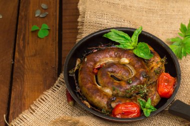 Ev yapımı domuz sosisi kekik ile tavada. Rustik ahşap arka plan. Yakın çekim. Üstten Görünüm