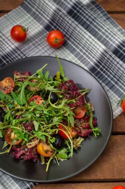 Taze roka, karides, kiraz domates ve Avokado salatası. Ahşap arka plan. Yakın çekim. Üstten Görünüm