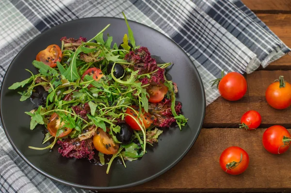 Insalata fresca con rucola, gamberetti, pomodorini e avocado. Sfondo in legno. Primo piano. Vista dall'alto — Foto Stock