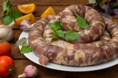 Ahşap arka plan üzerinde beyaz bir tabak içinde ham taze sosis. Üstten Görünüm. Yakın çekim