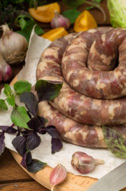 Ahşap arka plan üzerinde beyaz bir tabak içinde ham taze sosis. Üstten Görünüm. Yakın çekim