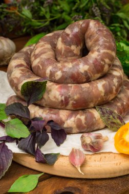 Ahşap arka plan üzerinde beyaz bir tabak içinde ham taze sosis. Üstten Görünüm. Yakın çekim