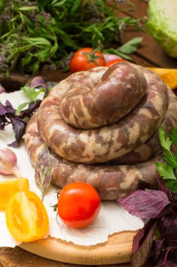 Ahşap arka plan üzerinde beyaz bir tabak içinde ham taze sosis. Üstten Görünüm. Yakın çekim