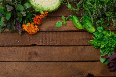 Yeşiller ahşap arka plan üzerinde. Yakın çekim. Üstten Görünüm