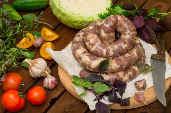 Ahşap arka plan üzerinde beyaz bir tabak içinde ham taze sosis. Üstten Görünüm. Yakın çekim