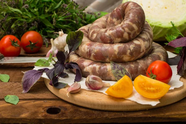 Ahşap arka plan üzerinde beyaz bir tabak içinde ham taze sosis. Üstten Görünüm. Yakın çekim